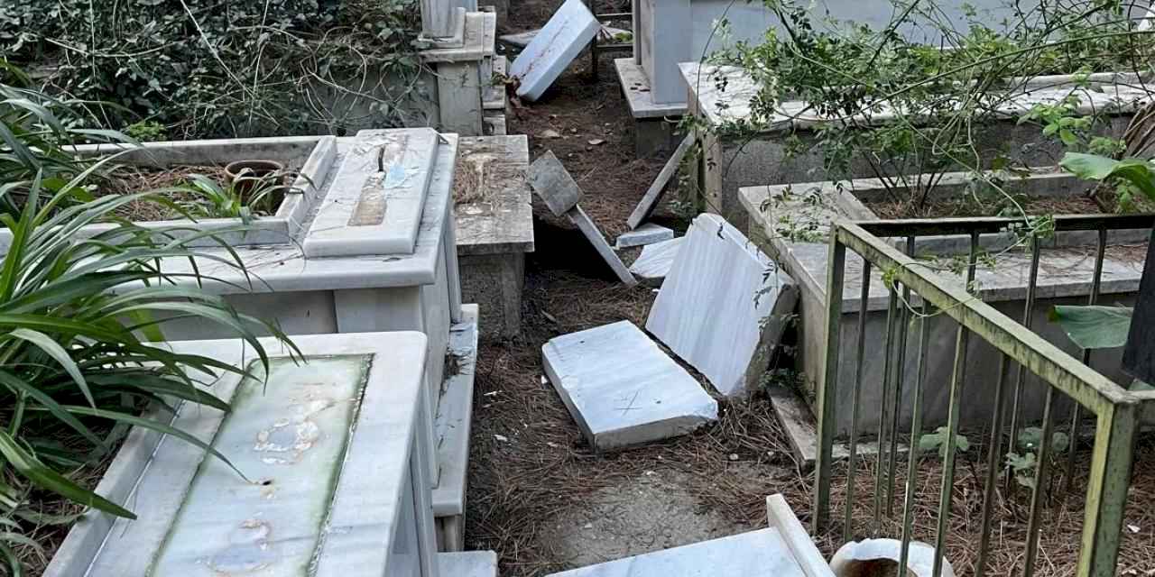 İzmir'de vandalizm kurbanı 39 mezarda çalışma başlatıldı