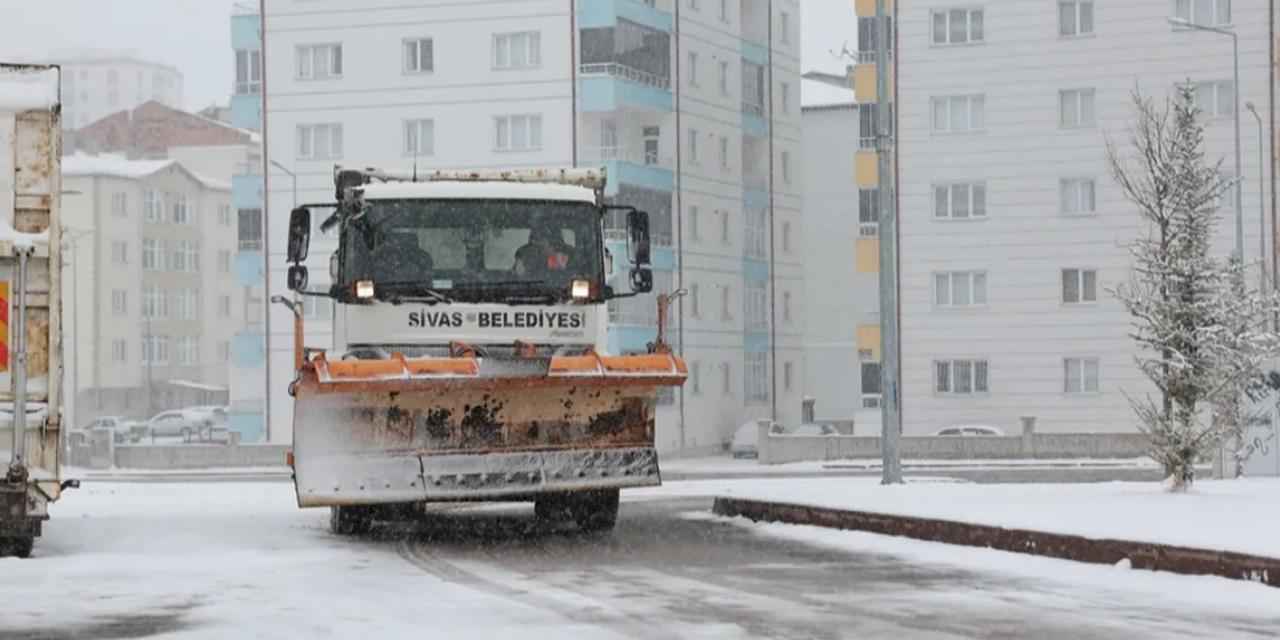 Sivas'ta kar temizliğine devam