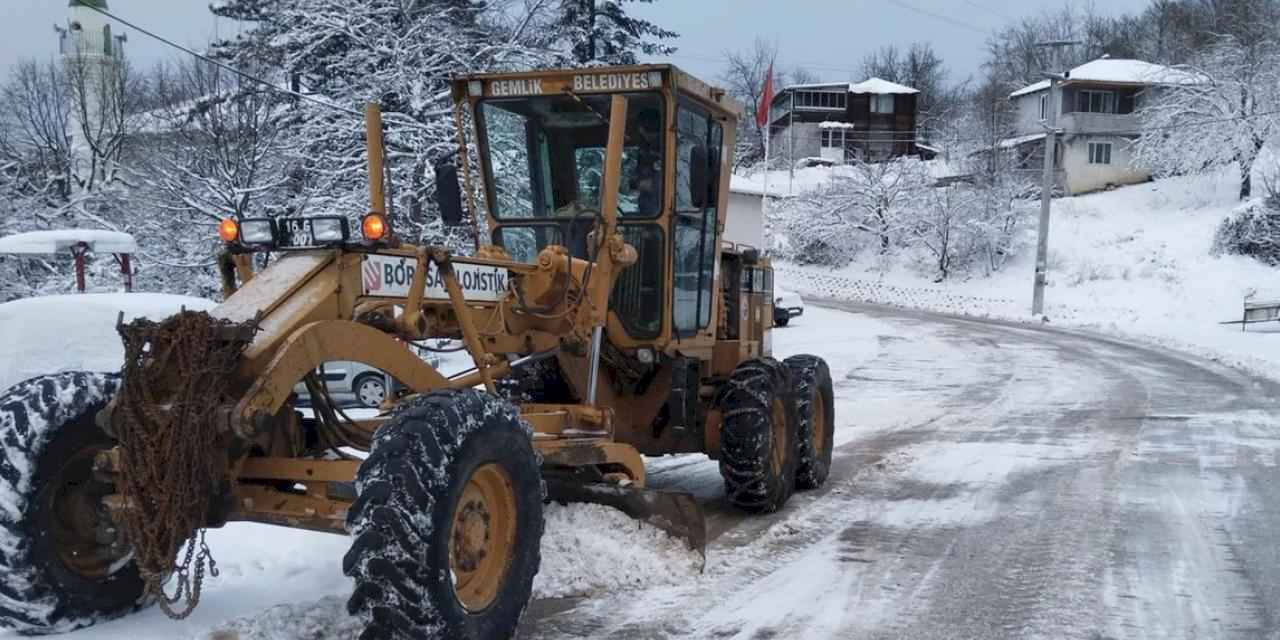 Bursa Gemlik'te karla mücadeleye devam