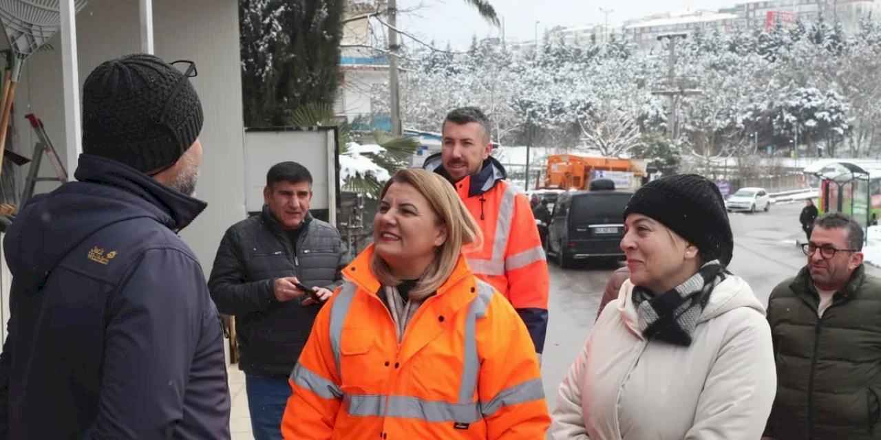 Kocaeli İzmit'te karla mücadeleye esnaftan tam not