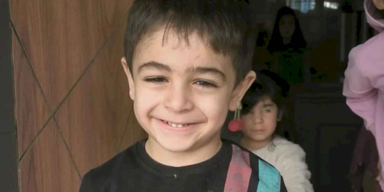 Sakarya'da kahraman itfaiyeciler minik Ahmet'i alevlerin arasından çıkardı