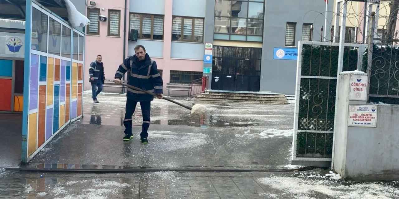 İzmit'te sınav öncesi okullarda kar temizliği