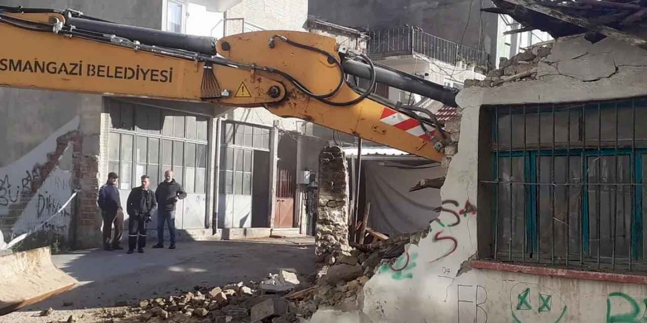 Bursa Osmangazi’de metruk bina temizliği