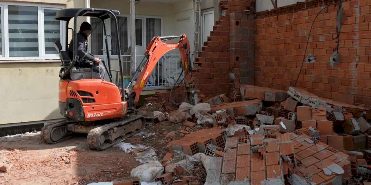 Bursa Osmangazi’de inşaat aşamasındaki kaçak katlar yıkıldı