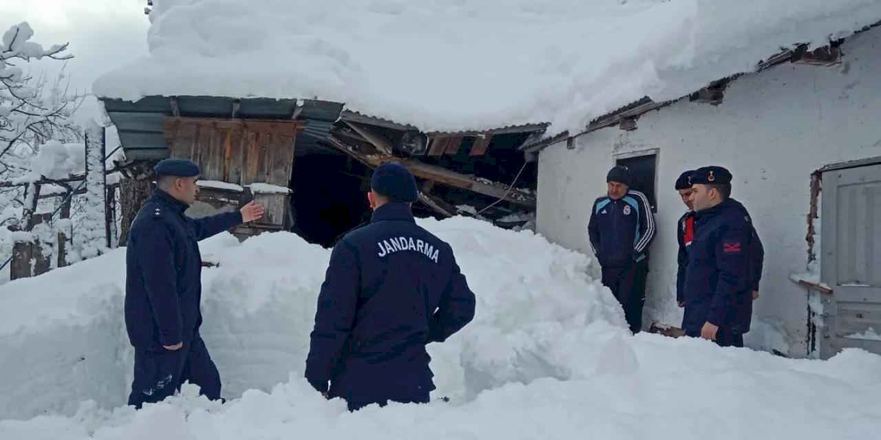 Kar kütlesi ahırın çatısını çökertti! 9 büyükbaş hayvan kurtarıldı!