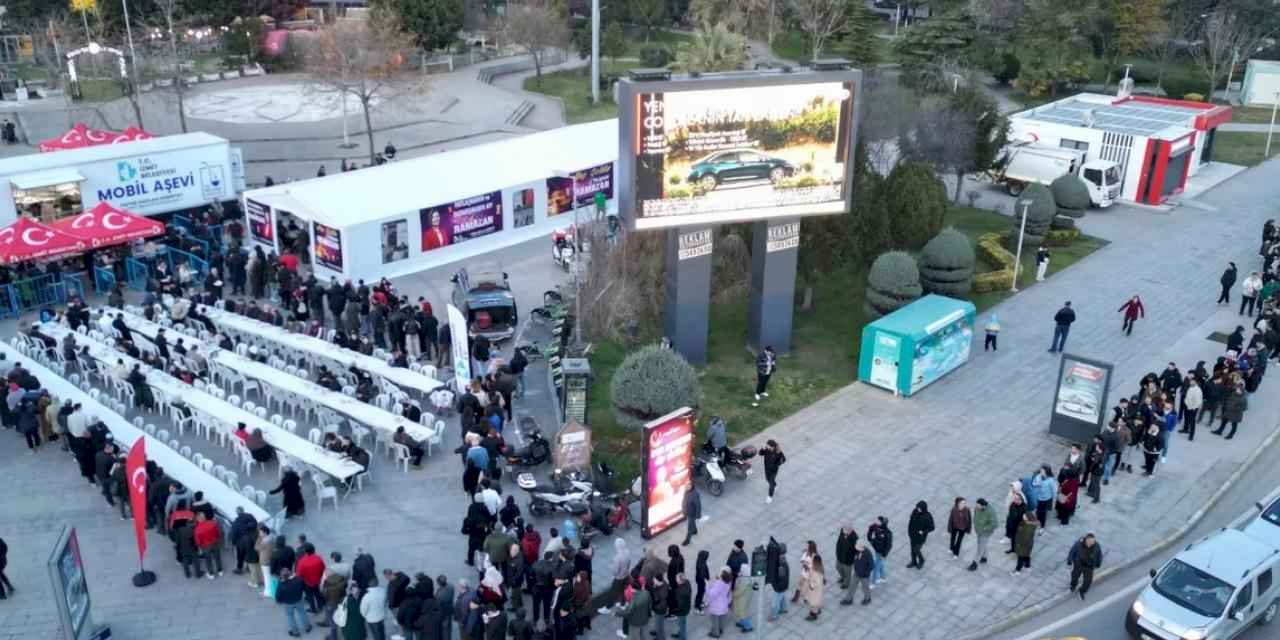 İzmit Belediyesi'nin Mobil Aşevi yüzlerce kişiyi ağırladı