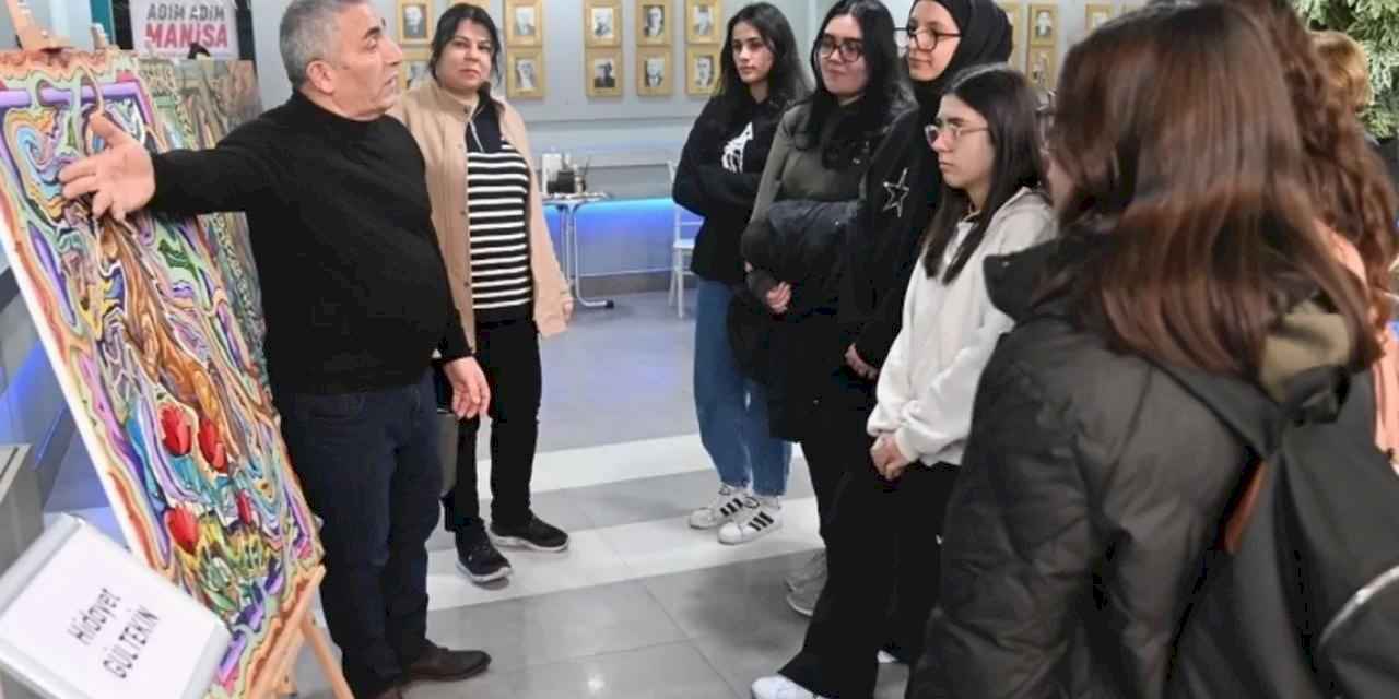 Manisa'da “Fırça İzleri” sanatseverlerle buluştu