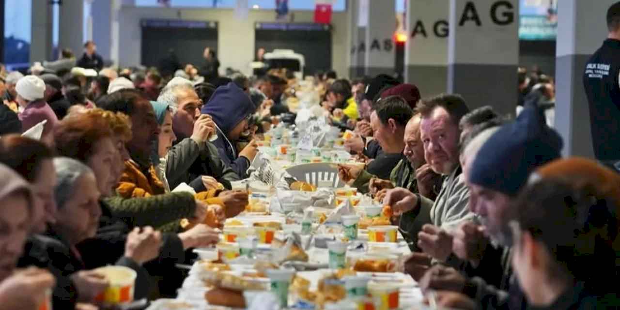 Balıkesir Ayvalık'ta binlerce kişi iftarda buluştu