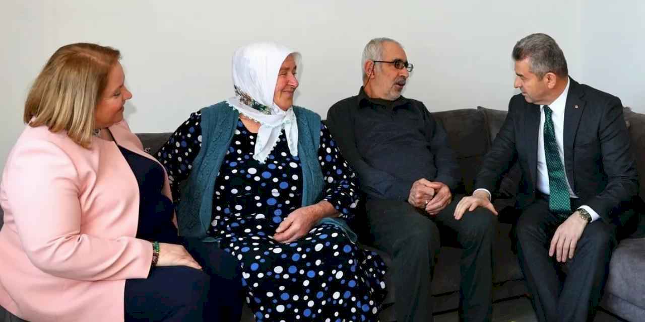 Artvin Valisi Ergün'den evlilikte 50'nci yılını kutlayan çifte ziyaret