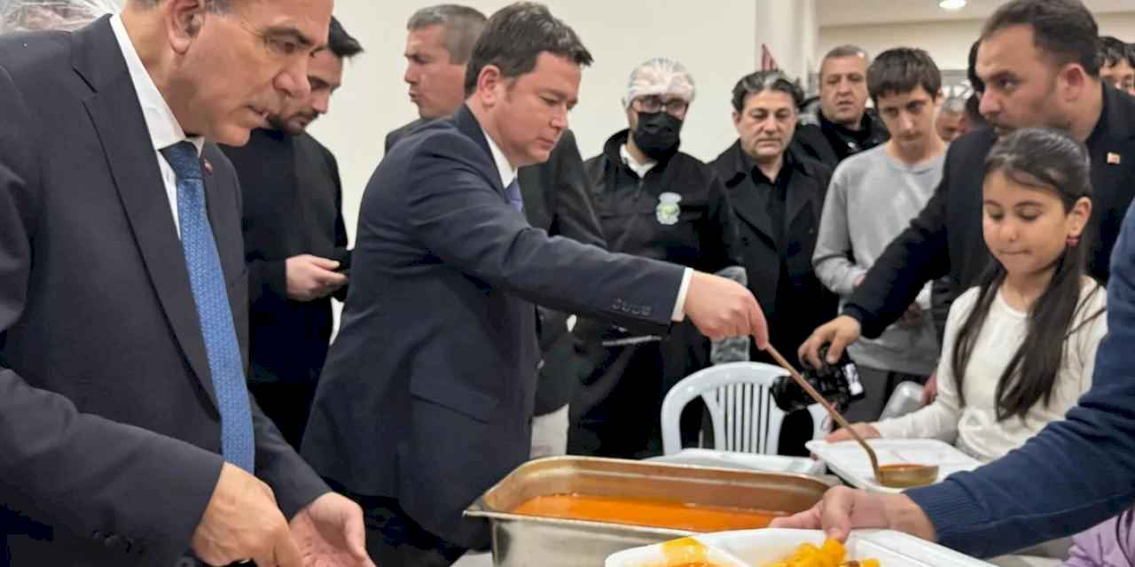 Bursa'da Başkan Aydın vatandaşlara iftar yemeği dağıttı