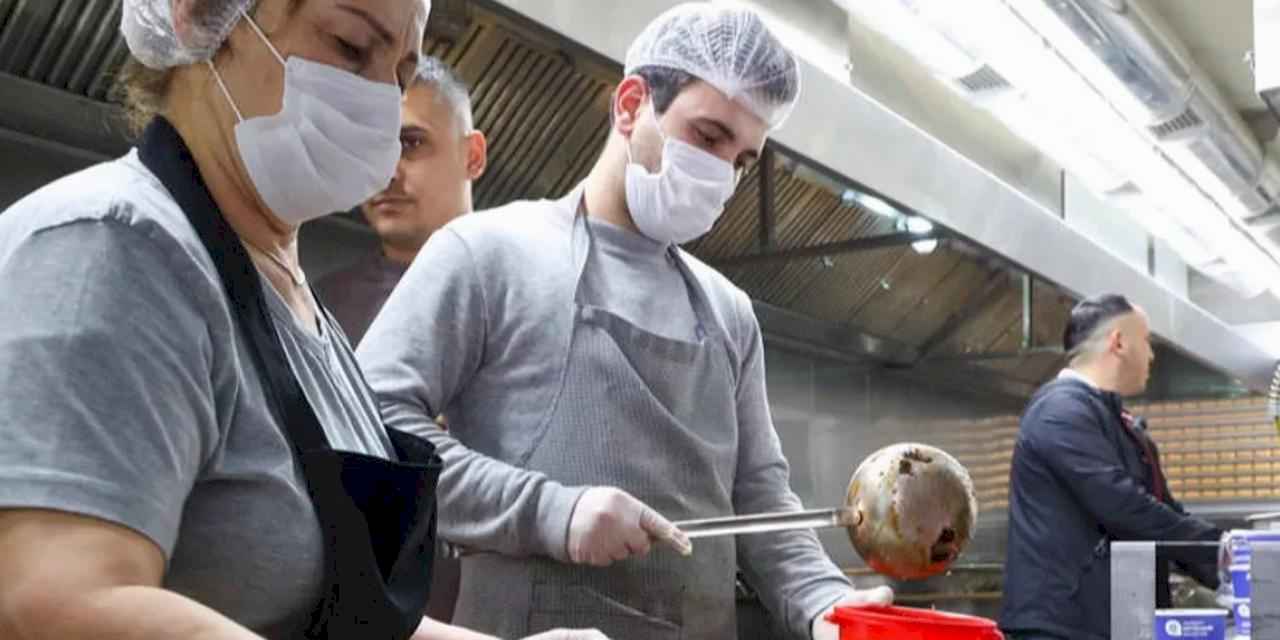 Antalya Büyükşehir Mobil Aşevi iftarda vatandaşın yanında