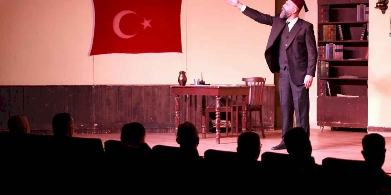 Bursa Osmangazi'de ‘Şair, Şiir, Şuur’ oyunu tiyatroseverlerle buluştu