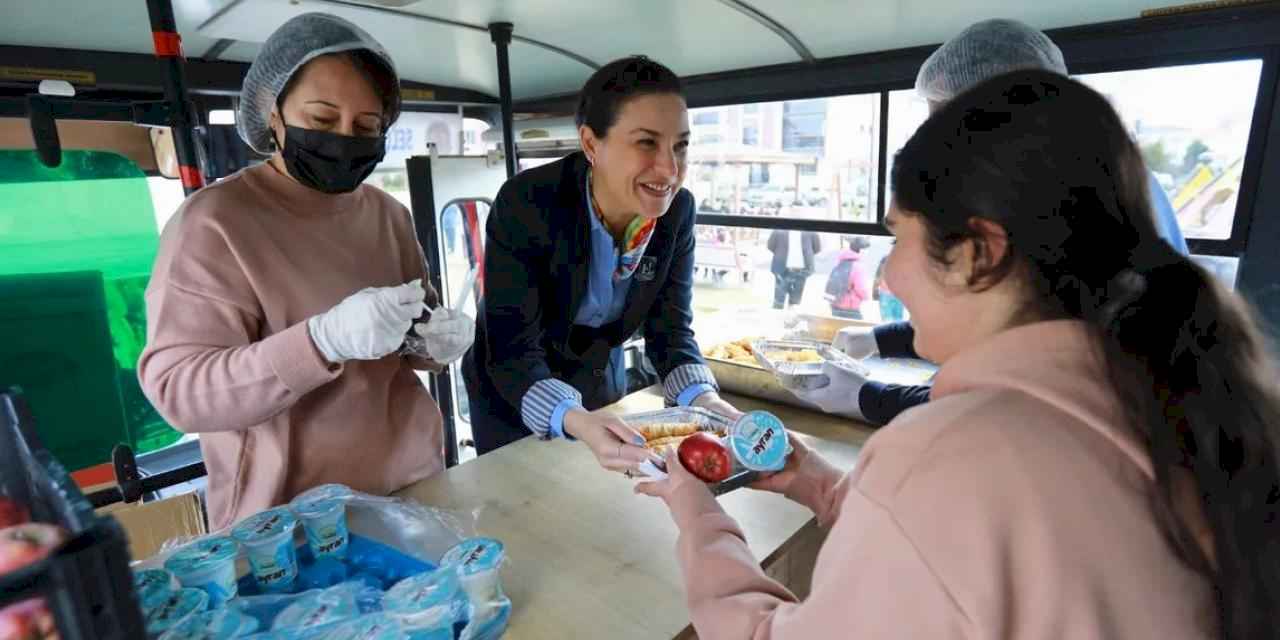 İzmir'de öğrenci otobüsünde Kent Lokantası dayanışması