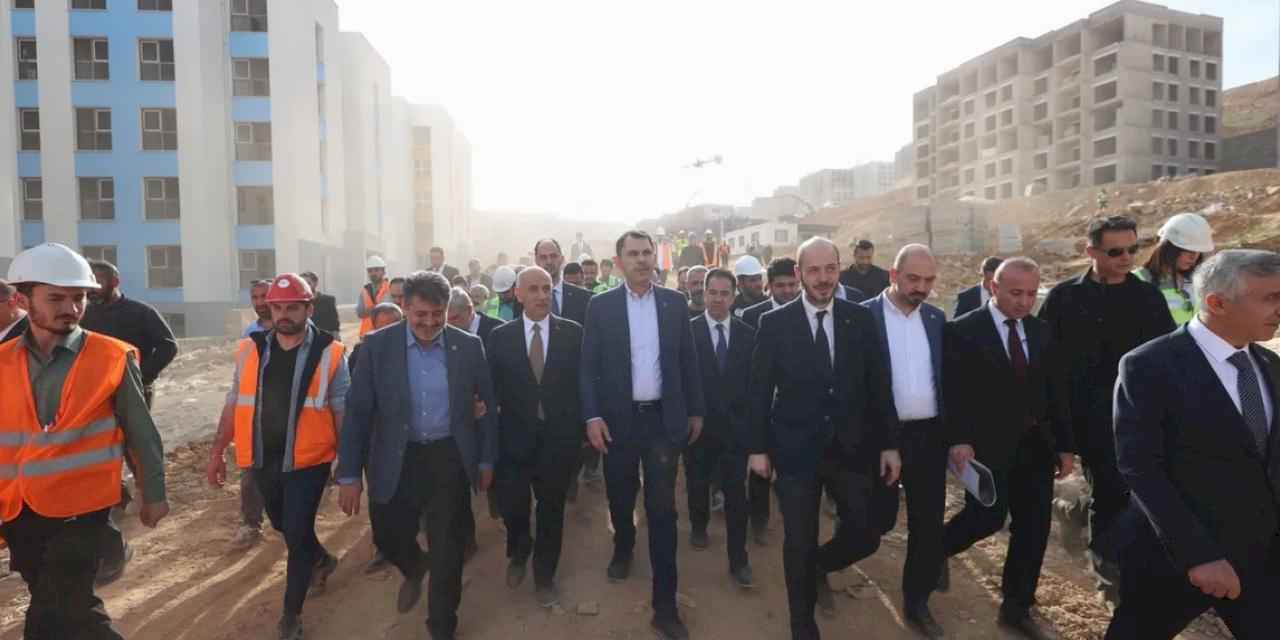 Bakan Kurum Kahramanmaraş'ta afet konutlarını inceledi