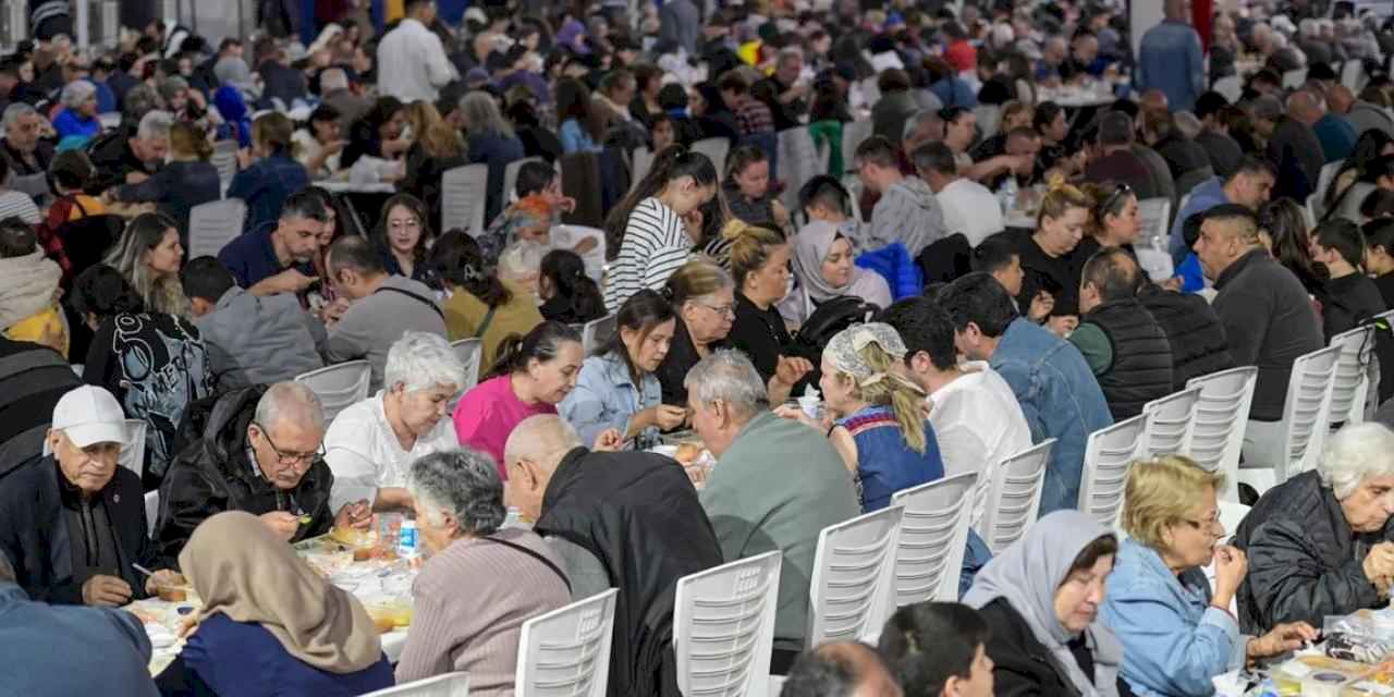 İzmir'de halk sofrası Gaziemir'de kuruldu