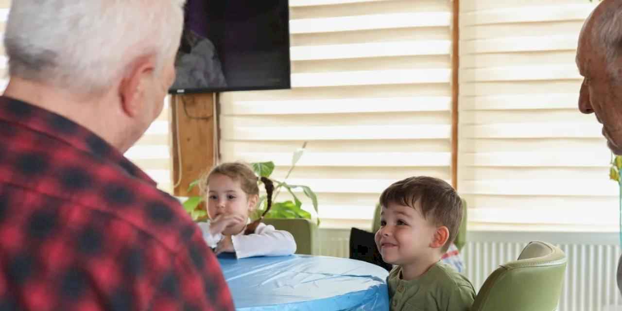 Minikler ve büyükler Yaşlılar Haftası’nda buluştu