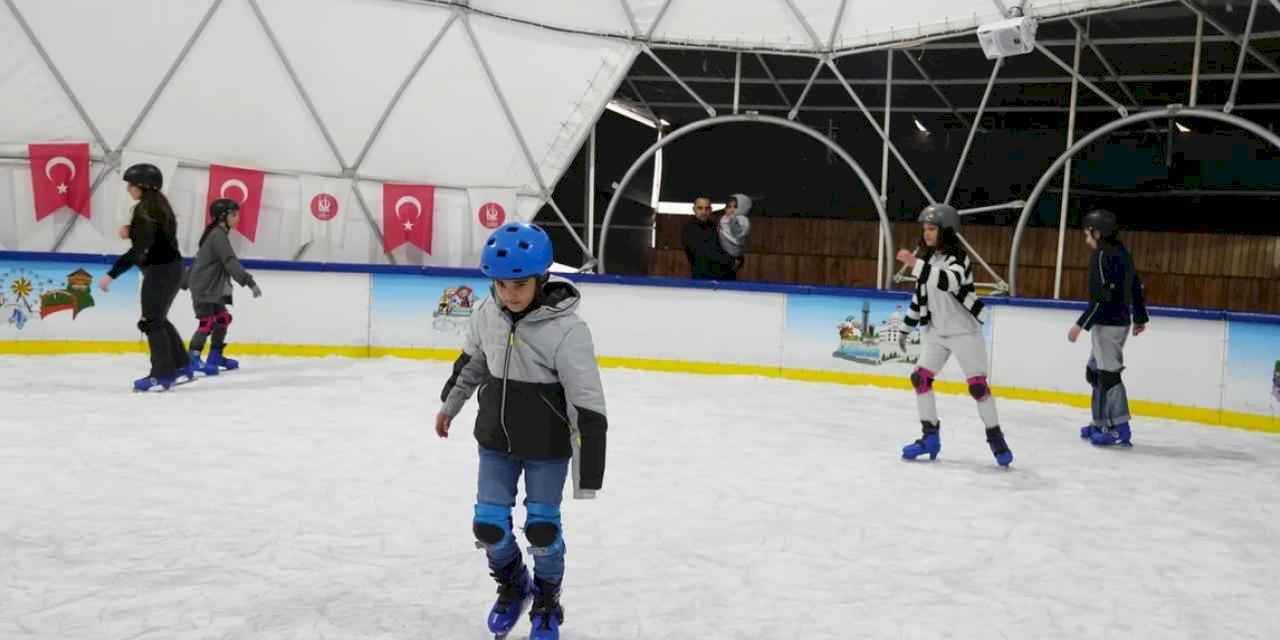 Ankara Keçiören'de buz pateni keyfi