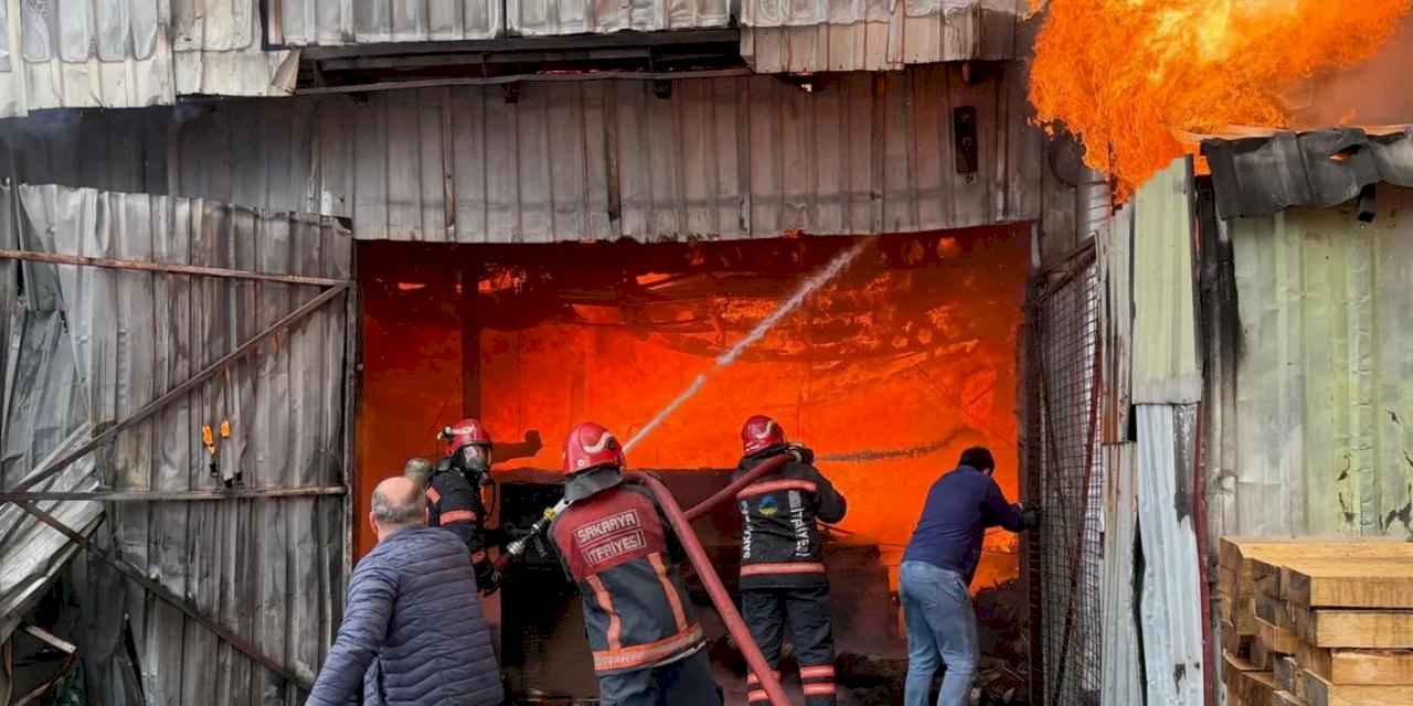 Sakarya'da Mobilyacılar Çarşısı'nda yangın