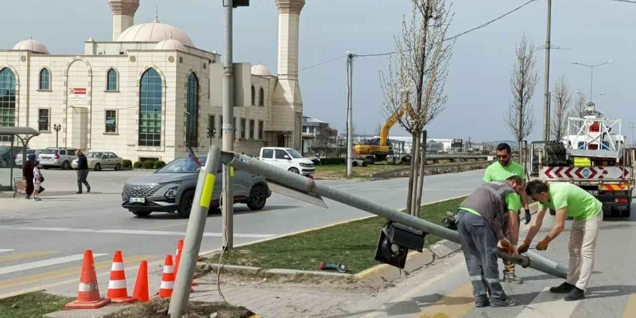 Sakarya'da kullanılamaz hale gelen trafik ışığına hızlı müdahale!