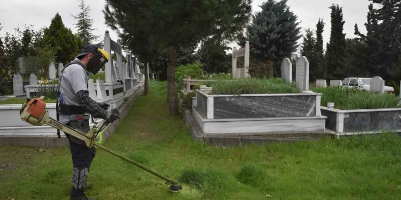 Bursa mezarlıklarında bayram hazırlığı