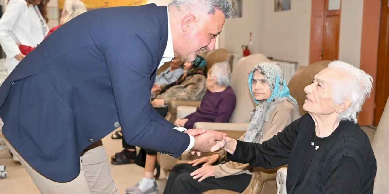 Manisa Büyükşehir'den huzurevi sakinlerine bayram ziyareti