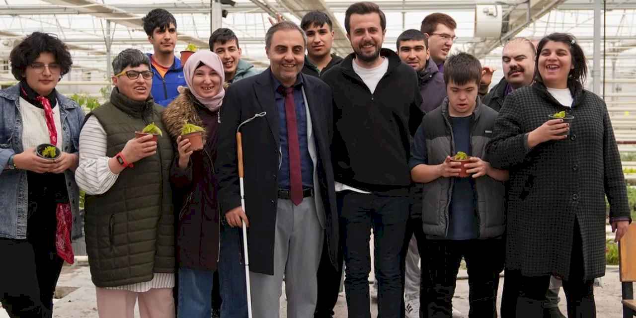 Seranın özel konukları çiçek dikti