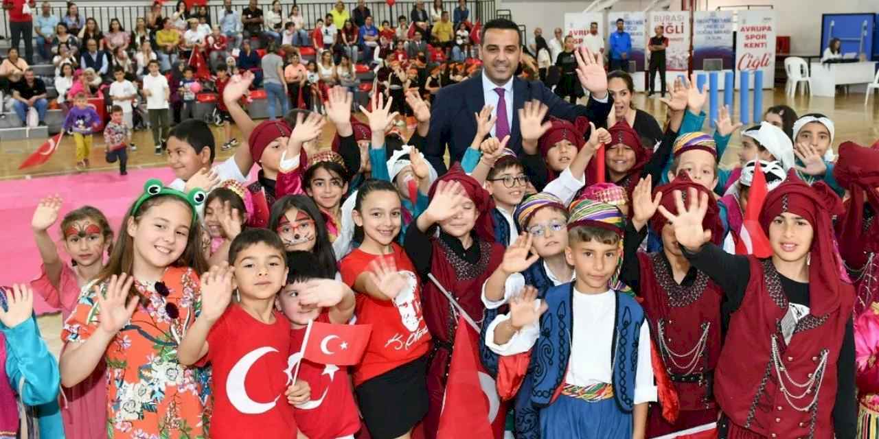  İzmir Çiğli’de çocuklara bayram şenliği