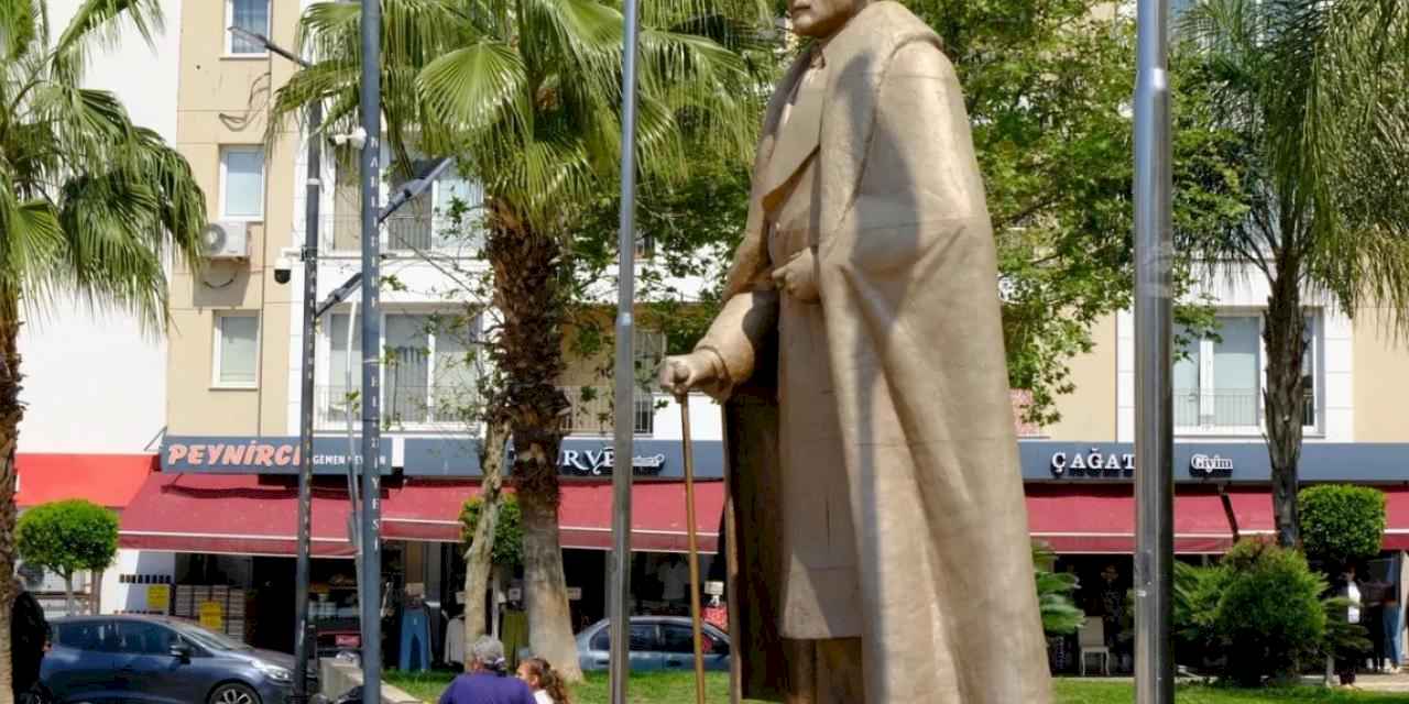 İzmir'de Narlıdere Belediyesi, Atatürk anıtı’nı bakıma aldı