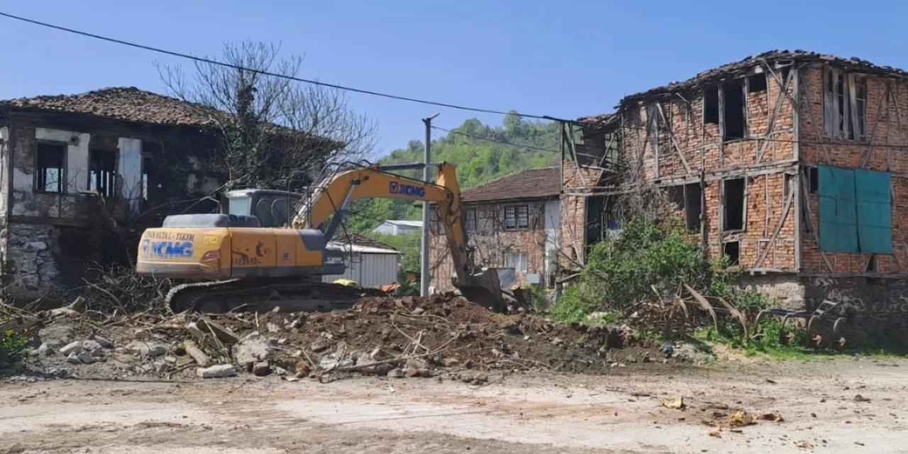 Kocaeli Gölcük'te riskli yapılar tek tek yıkılıyor