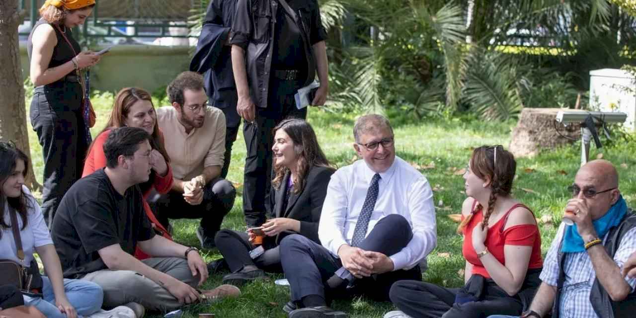 İzmir'de Başkan Tugay’dan gençlere destek