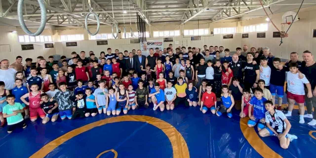 Sakarya Büyükşehir'den güreşçilere moral ziyareti