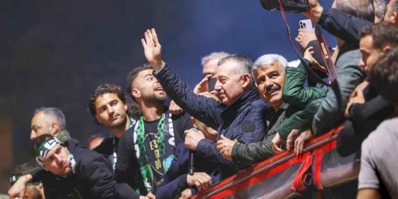 Başkan Büyükakın’a Kocaelispor taraftarlarından sevgi gösterisi