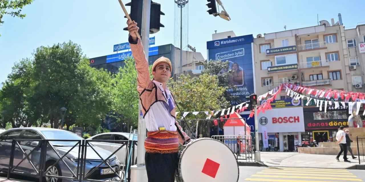 Manisa'da festivale davet sokaklara taştı