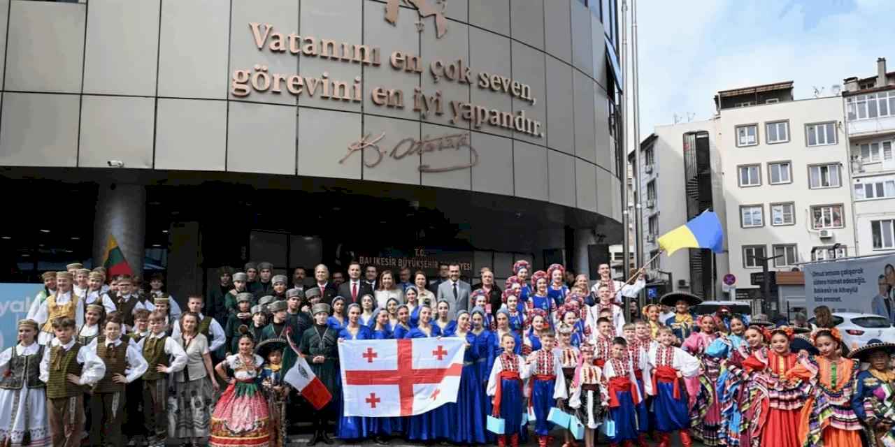 Ahmet Akın, dünya çocuklarını ağırladı