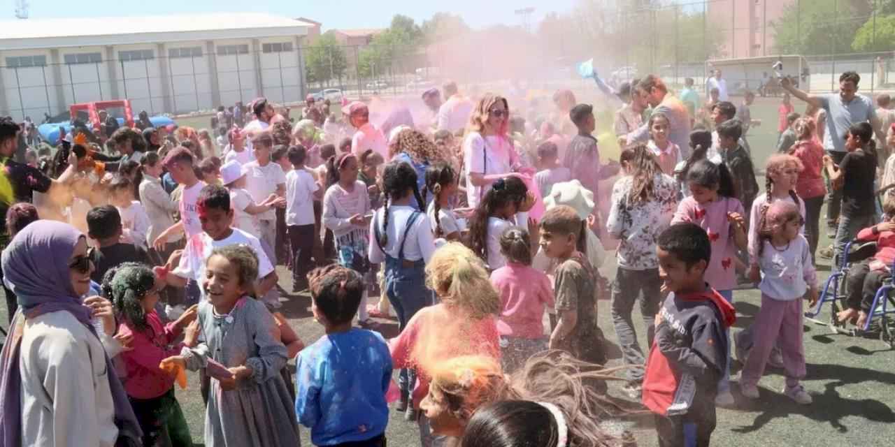 Çocukların festivalinde renkli görüntüler