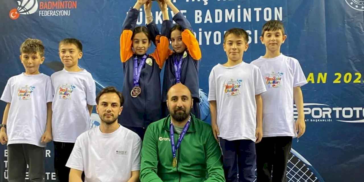 Bursa Osmangazi Belediyespor’un genç badmintoncuları göz doldurdu