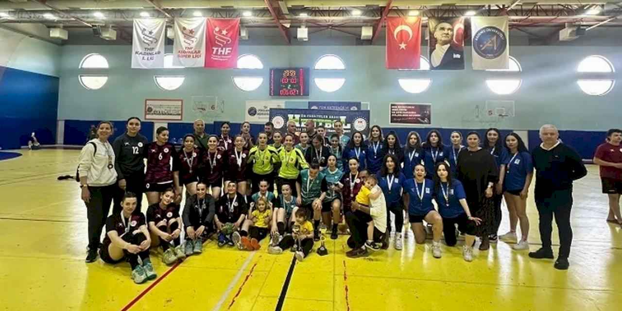 BUÜ’nün hentbol takımı Süper Lig'de