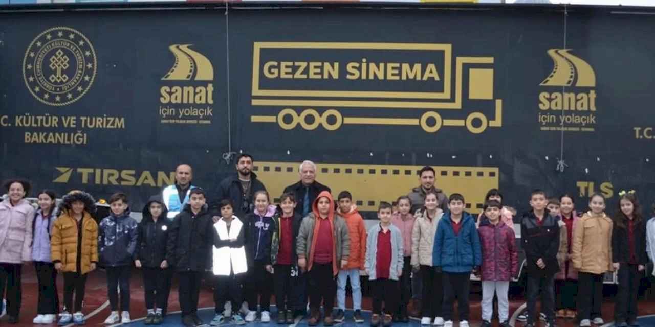 Gezen Sinema yüzlerce durağın heyecanı oldu... Sinemanın rotası Başkent'ten Doğu'ya oldu