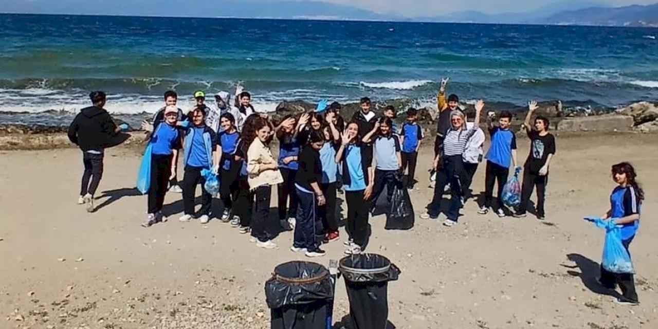 Mudanya'da ortaokul öğrencilerinden sahil temizliği
