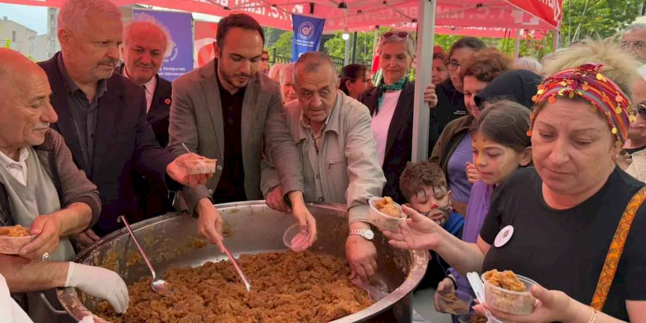 Kapanca'da İzmitlilere un helvası ikramı