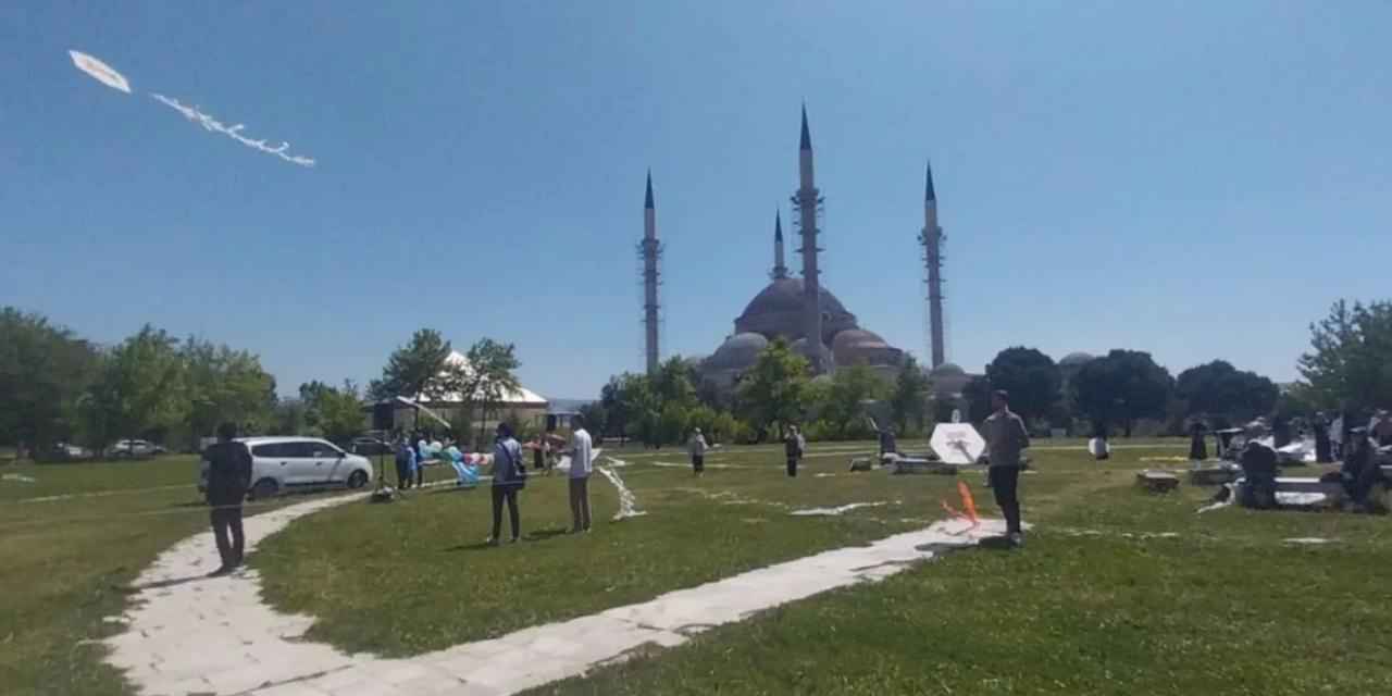 Bursa'dan Filistin ve Doğu Türkistan’a uçurtmalı destek