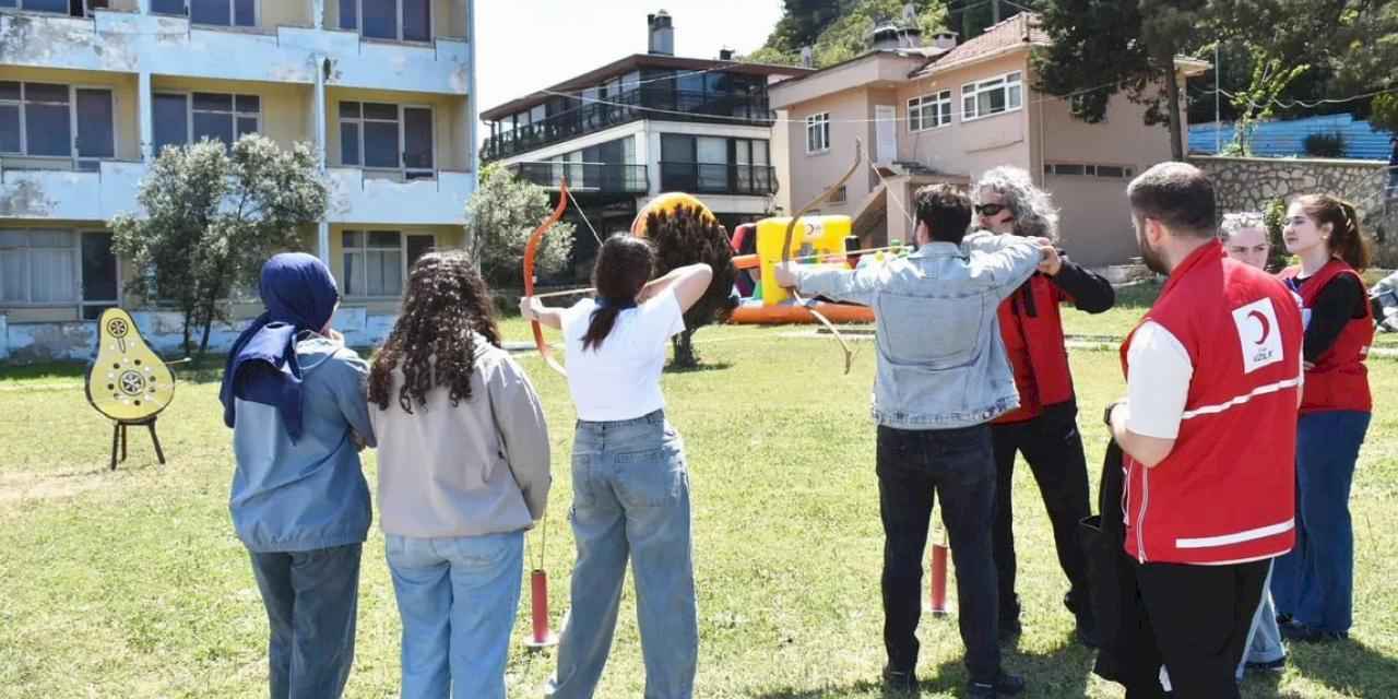 Bursa'da gençler bayram sevincini Kızılay Kampı'nda yaşadı