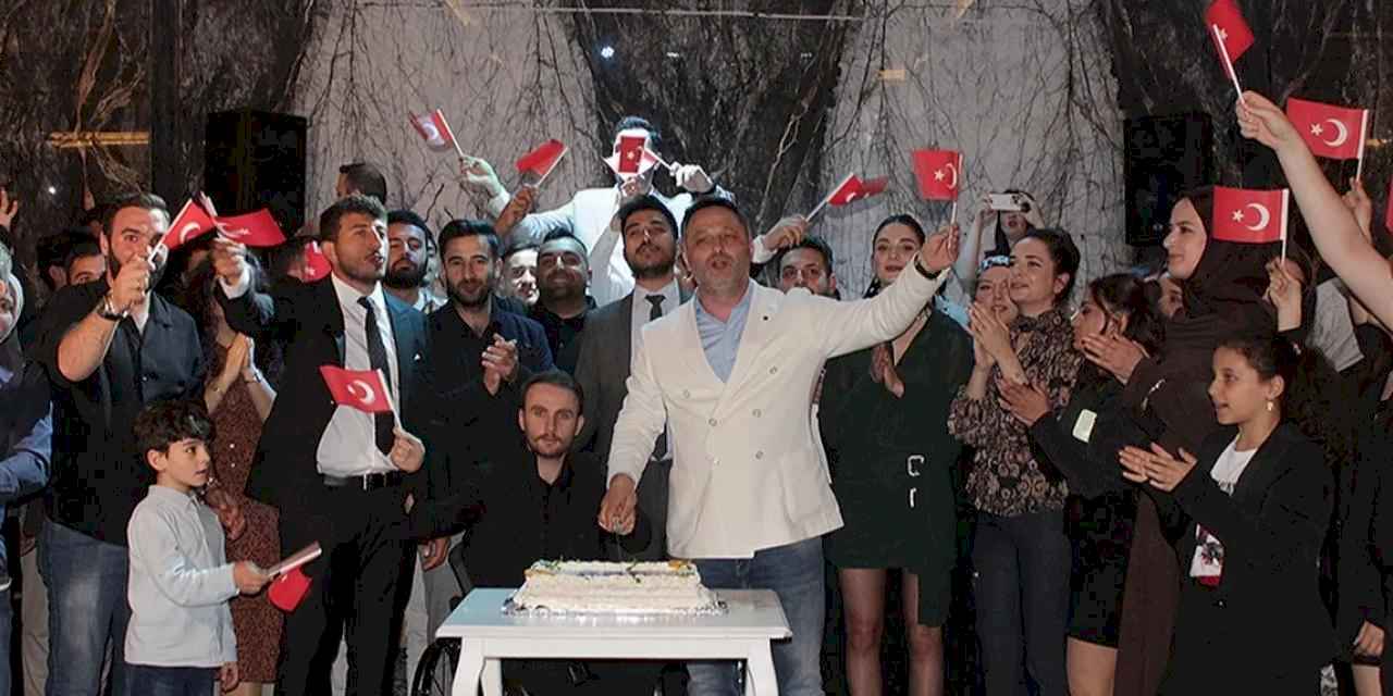 Bursa’da genç inşaat mühendislerinden 19 Mayıs coşkusu