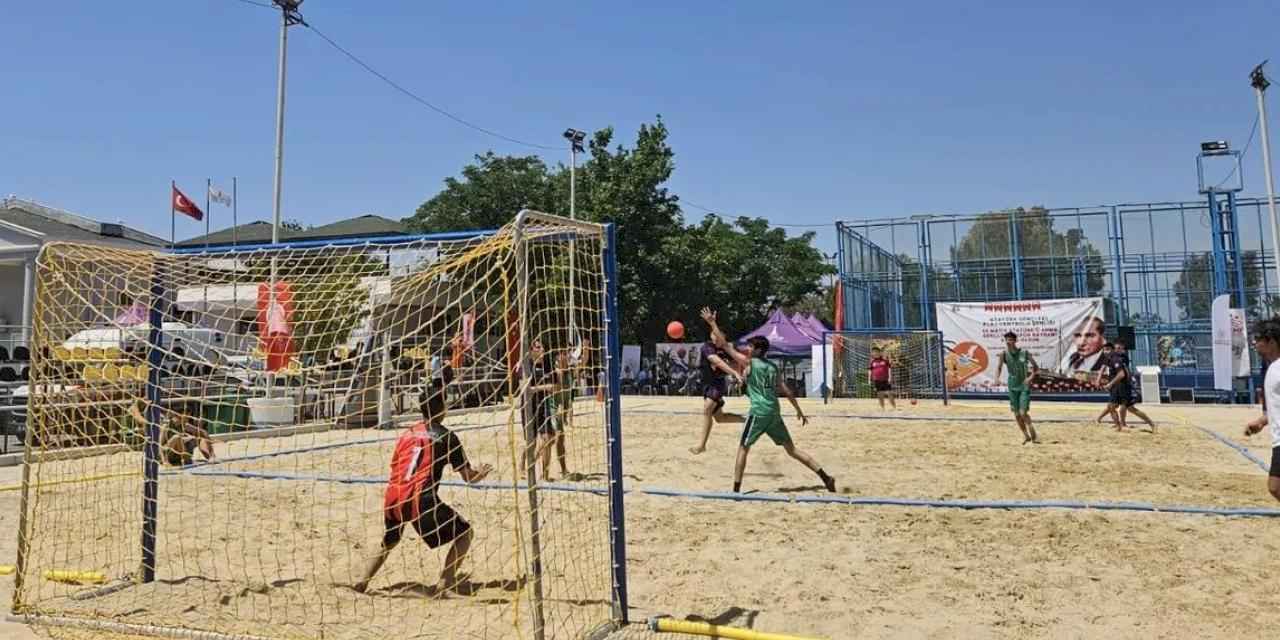 İzmir'de Atatürk’ün gençleri Büyükşehir'in şenliğinde buluştu