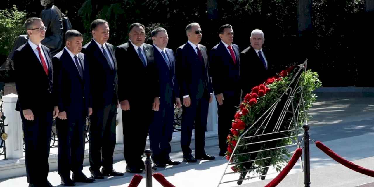 Bakan Yerlikaya'dan Bakü'de Aliyev’in kabrine ziyaret