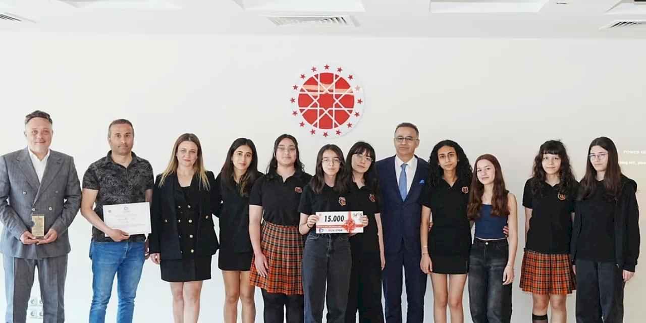 İzmir'de 400 öğrenci gazetecilikle 'Yarınlara İz Bırak'tı