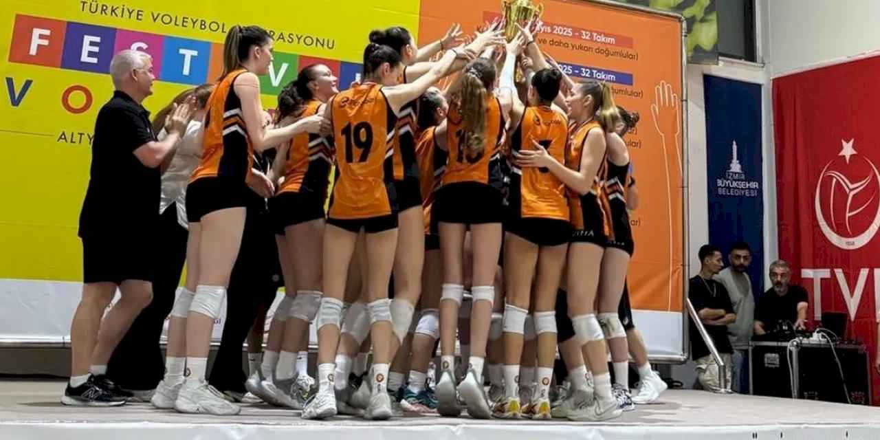 İzmir'de 'Festival Voleybol'da ilk ödüller verildi