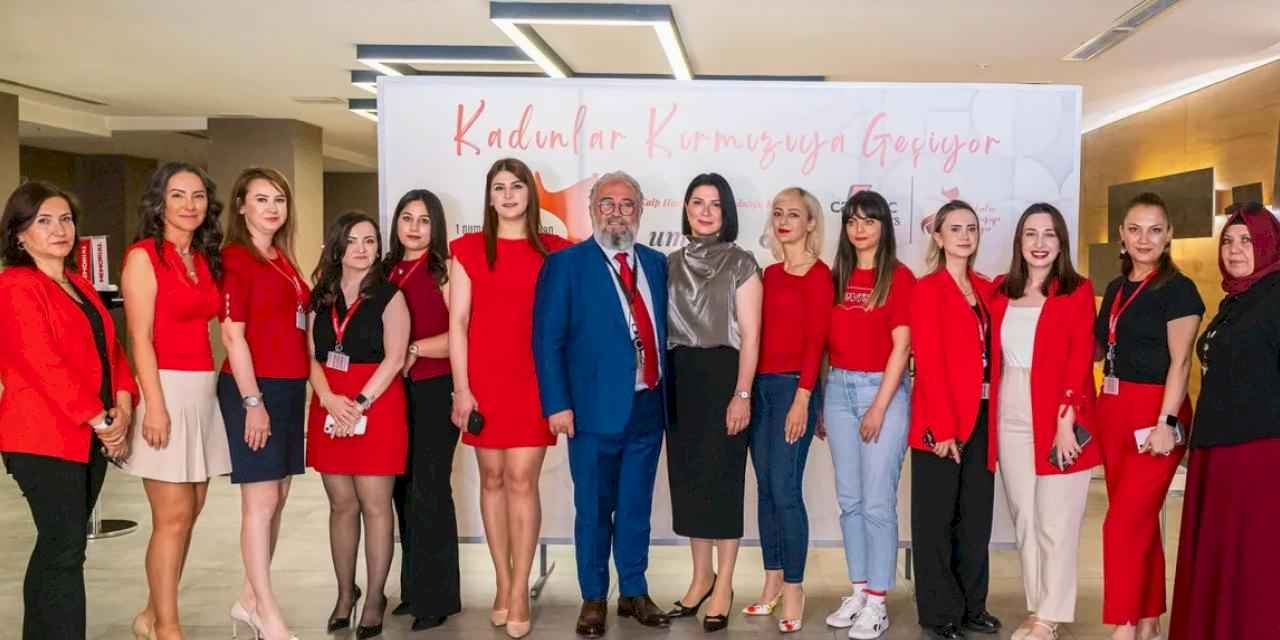 Kadınlar kalpleri için kırmızıya geçti