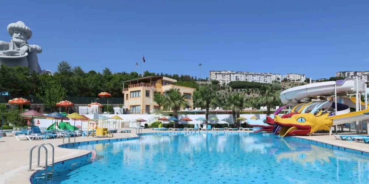 İzmir Karabağlar’da Aqua Yaşam yüzme havuzu yeni sezonunu açtı