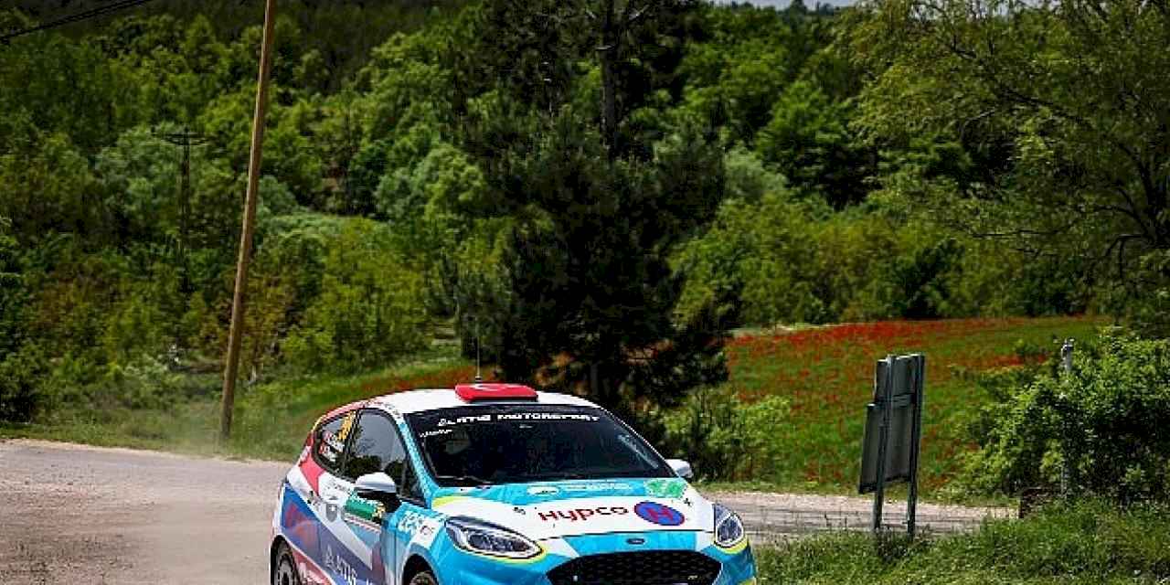 Engelli ralli pilotu Kübra aracını başarıdan başarıya sürüyor